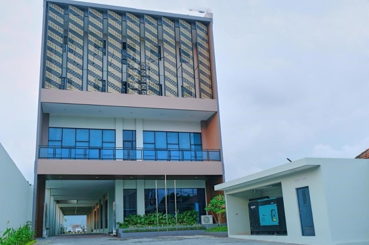 Front One Hotel Gombong Gombong  Ngoại thất bức ảnh