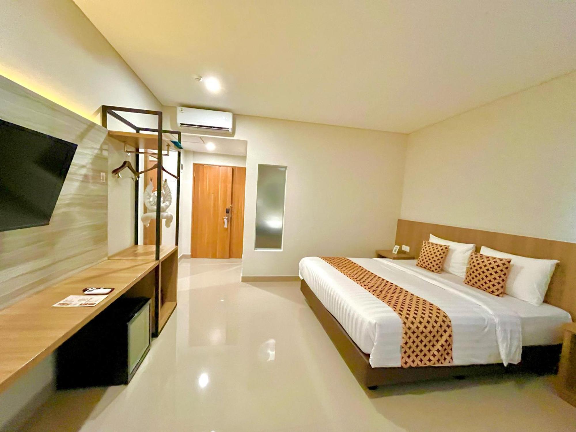 Front One Hotel Gombong Gombong  Ngoại thất bức ảnh