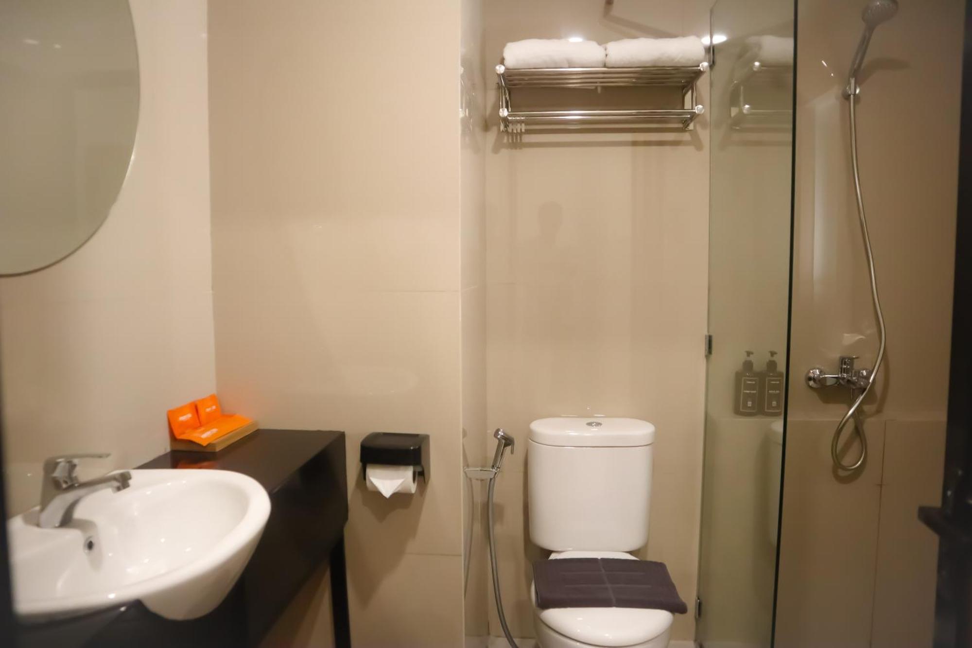Front One Hotel Gombong Gombong  Ngoại thất bức ảnh