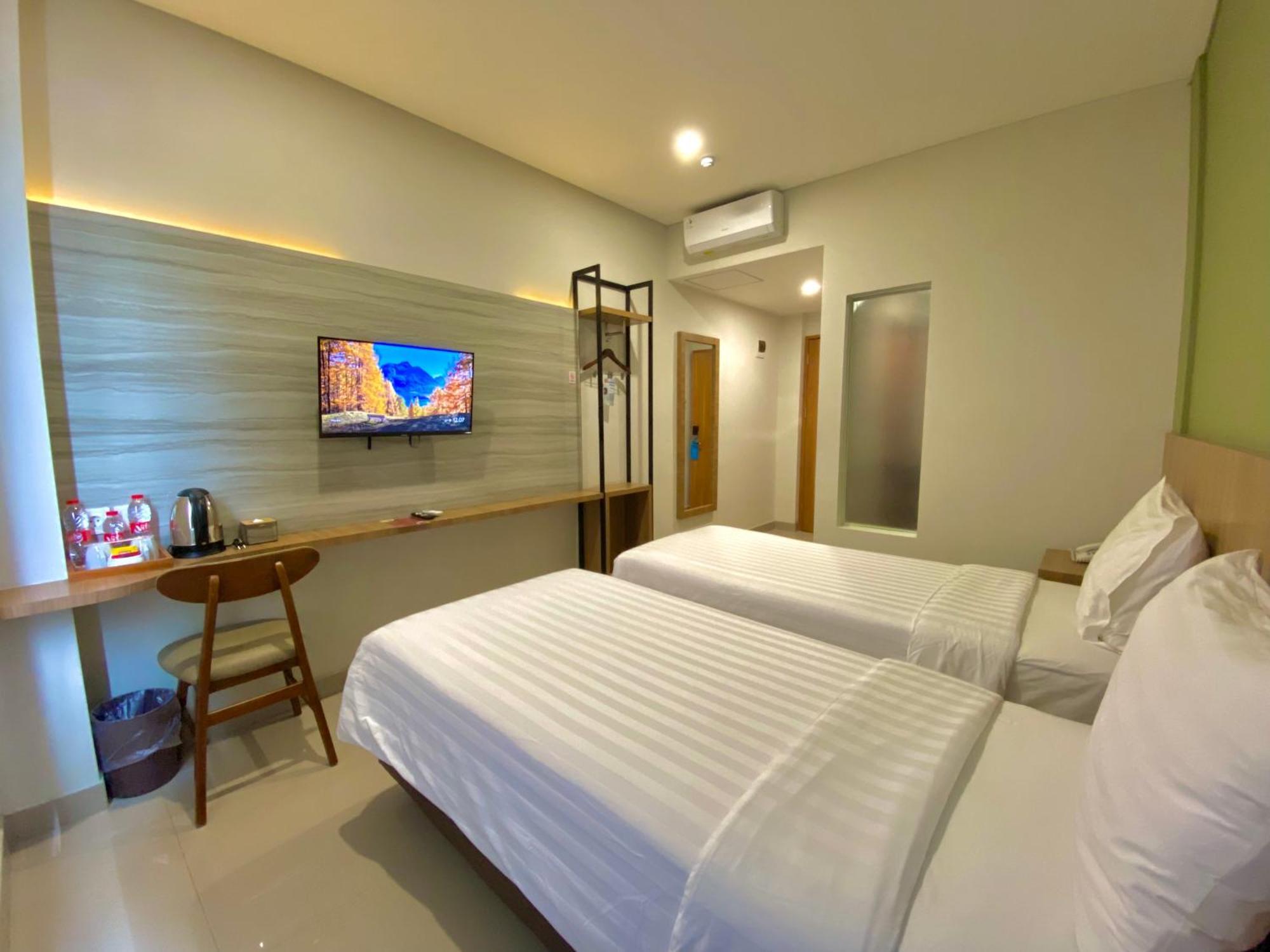 Front One Hotel Gombong Gombong  Ngoại thất bức ảnh