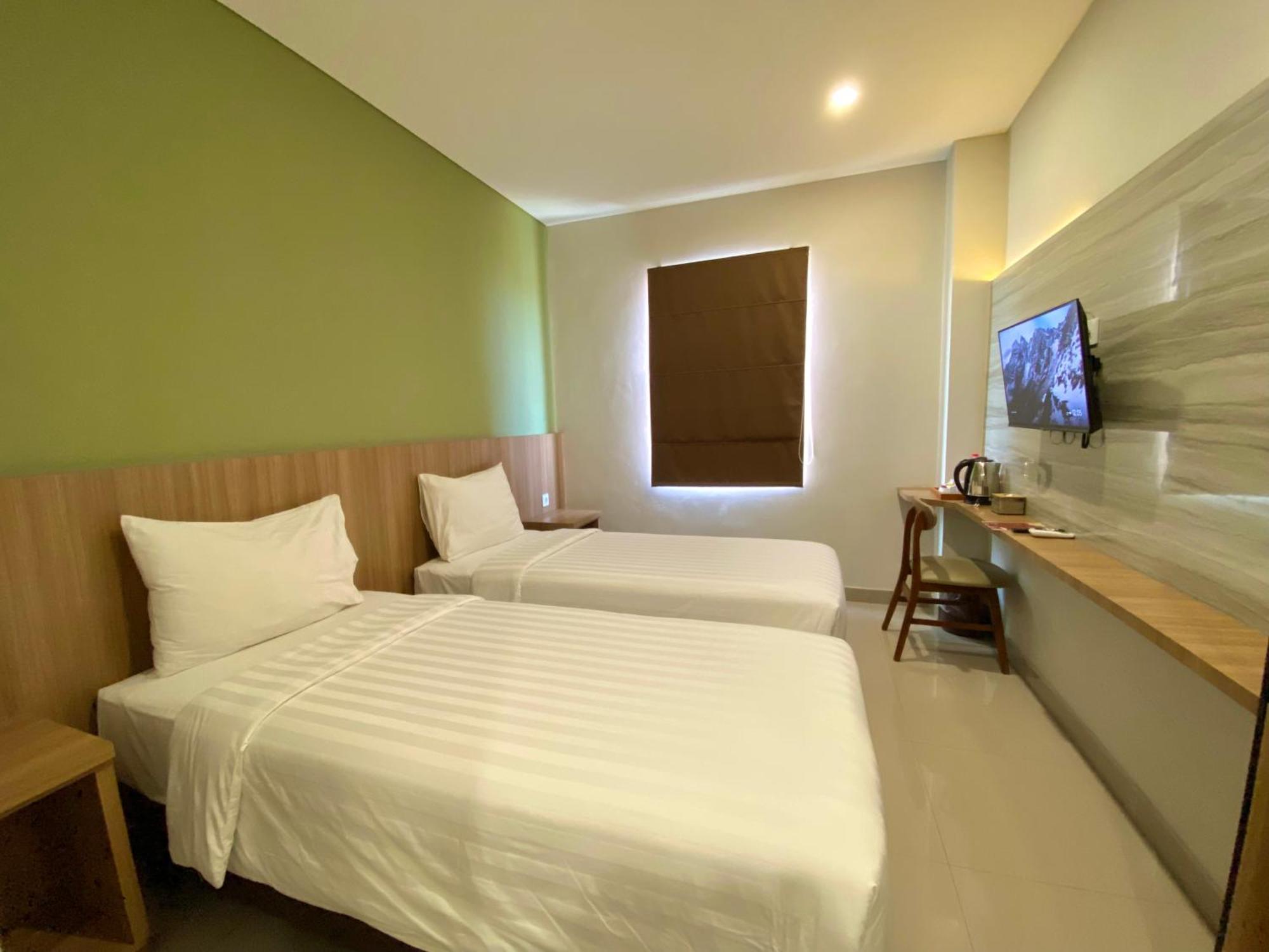 Front One Hotel Gombong Gombong  Ngoại thất bức ảnh