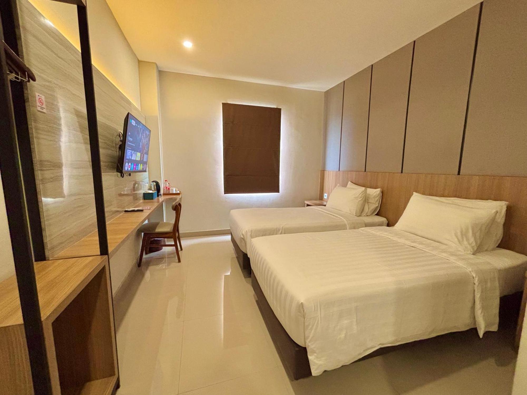 Front One Hotel Gombong Gombong  Ngoại thất bức ảnh
