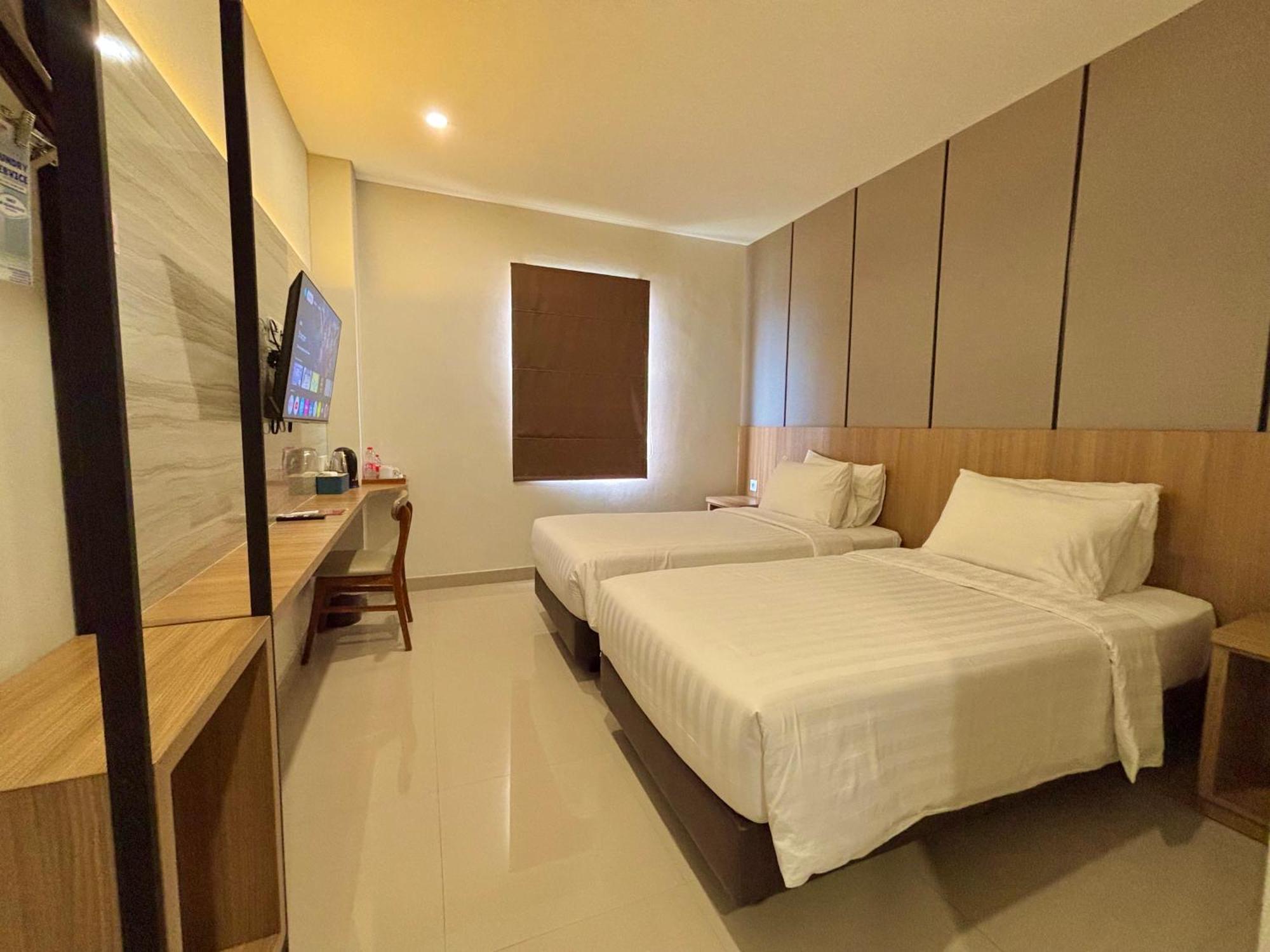 Front One Hotel Gombong Gombong  Ngoại thất bức ảnh